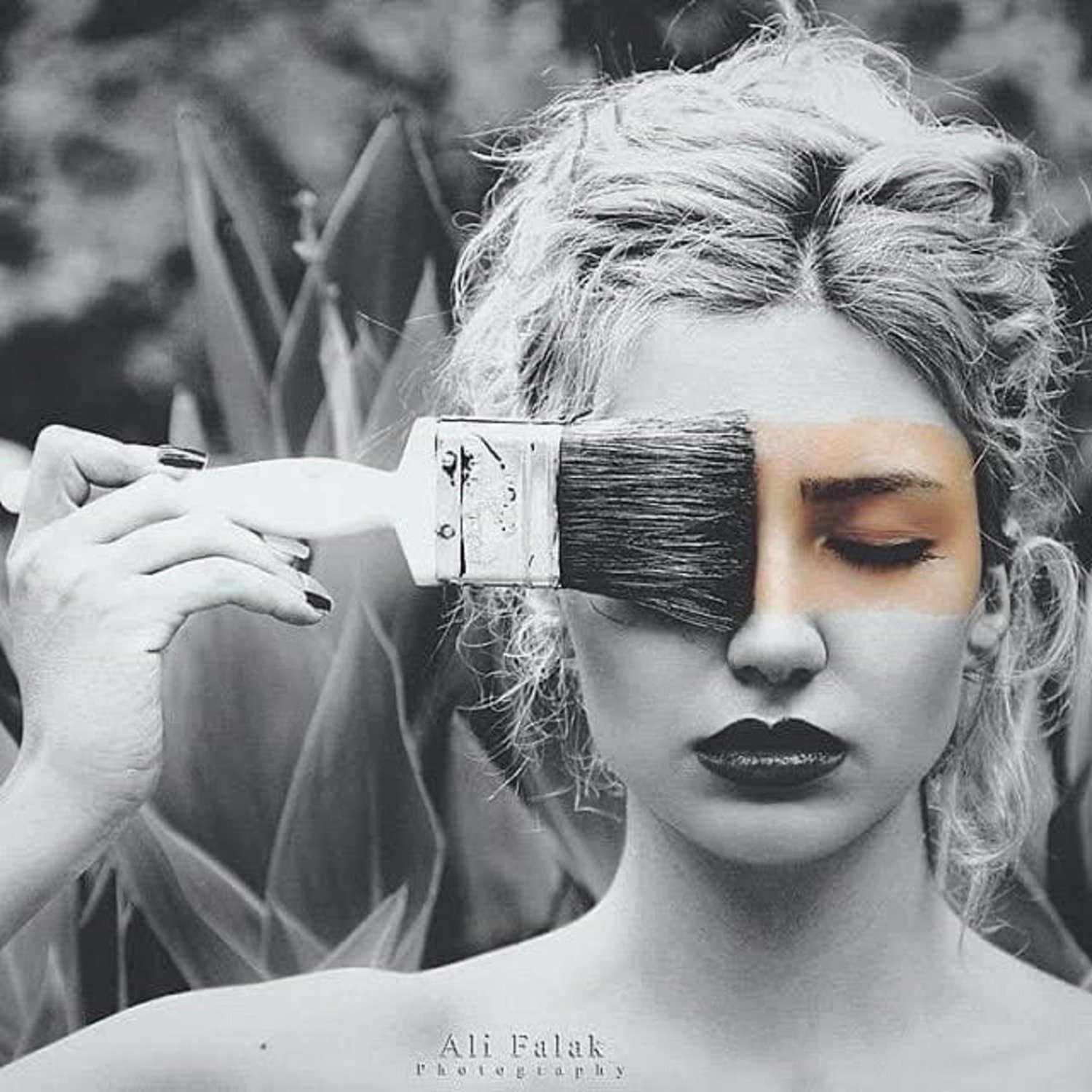 femme pinceau sur les yeux colorée