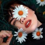 Femme fleur maquerettes