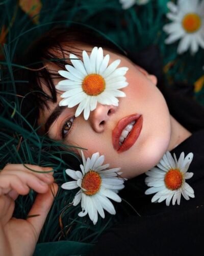 Femme fleur maquerettes