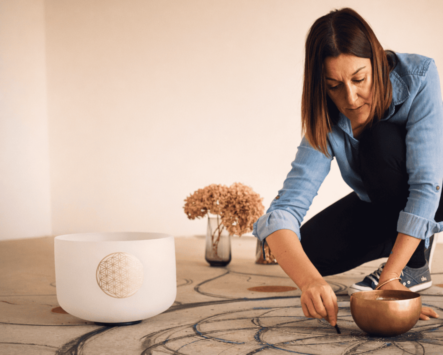 Aline photo mandala à la main avec bol chantant