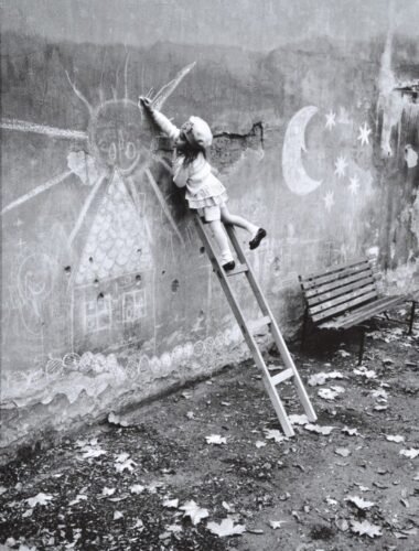 petite fille sur échelle en noir et blanc dessin soleil