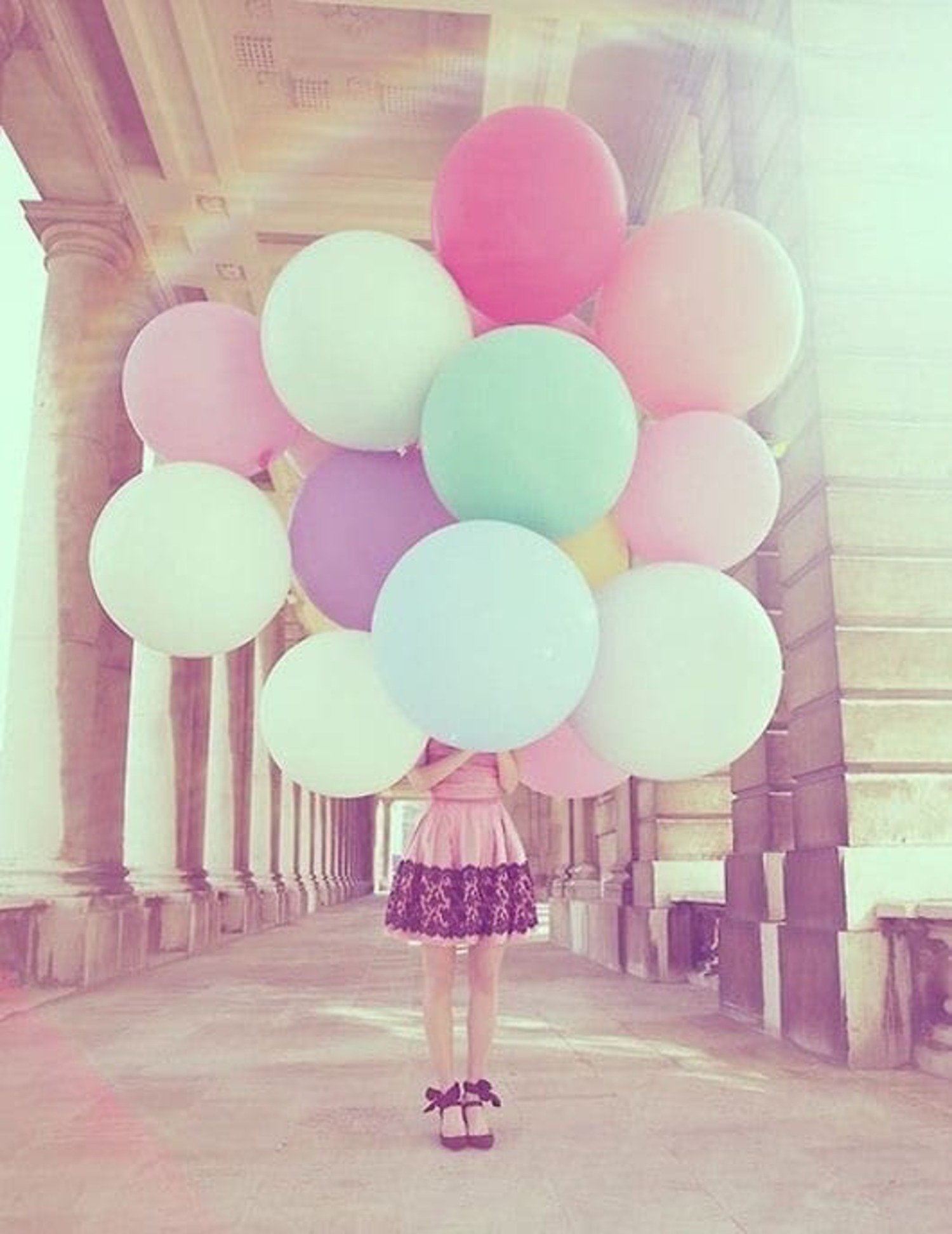 Femme à Paris avec des ballons de toutes les couleurs