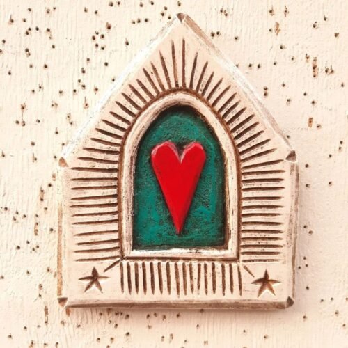 coeur rouge en poterie porte maison