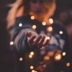 femme avec main bulle de lumière