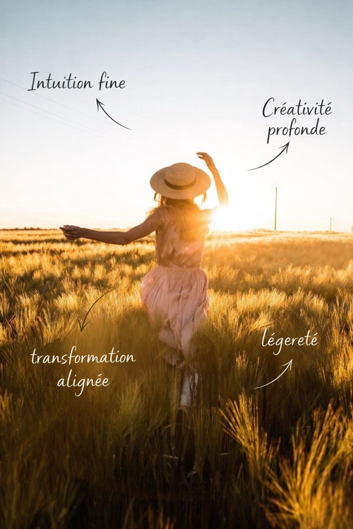 Femme avec un chapeau de paille courant dans les champs au coucher du soleil