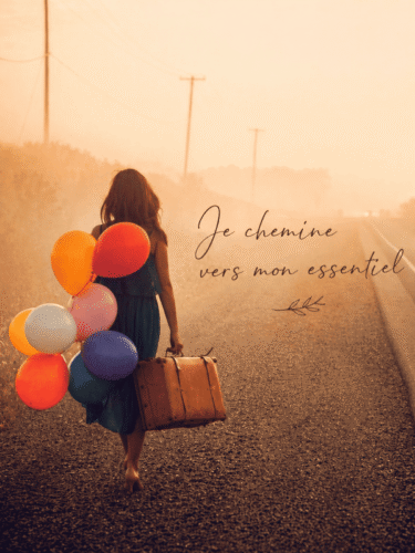 FEMME VALISE ET BALLONS