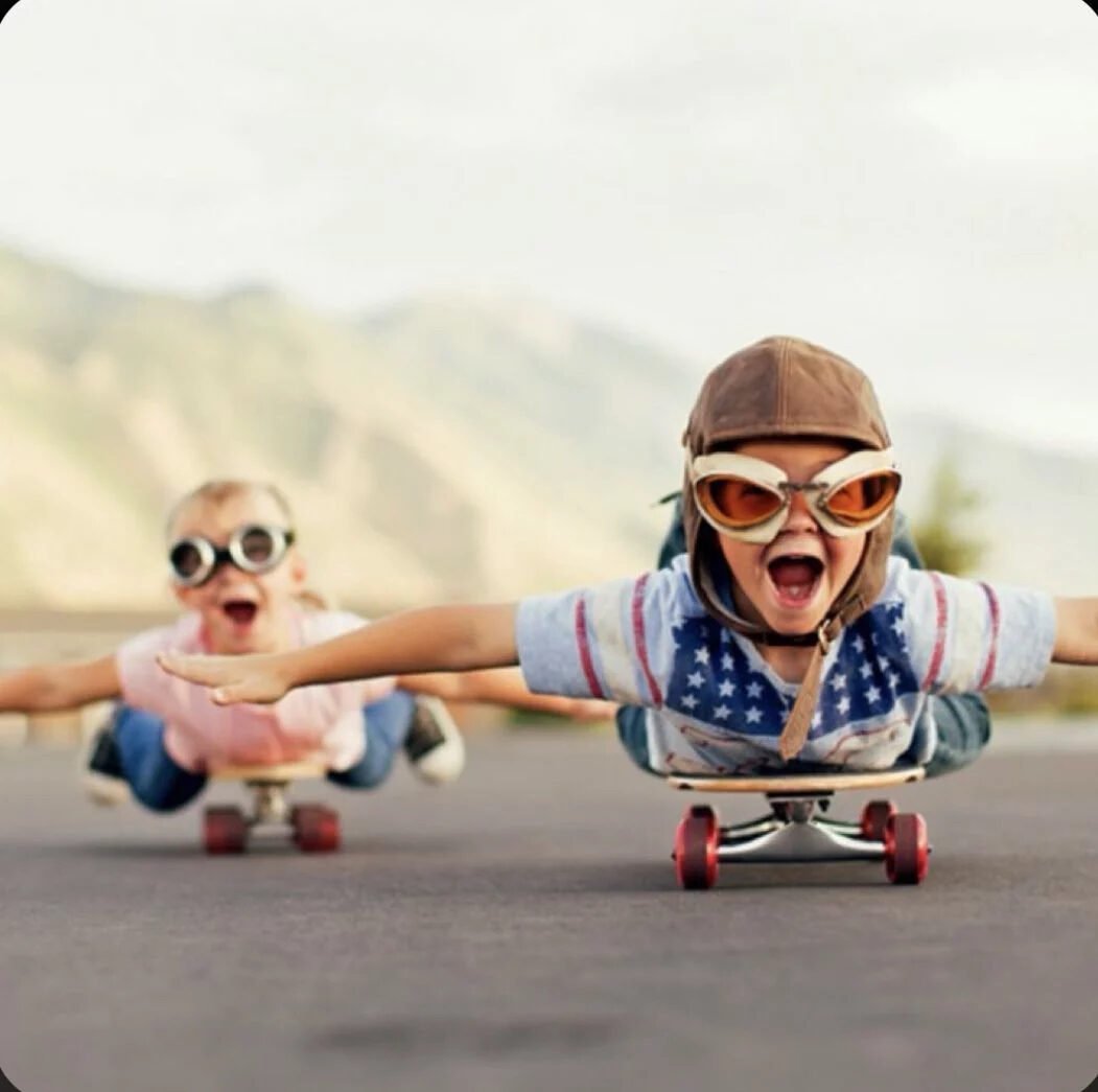 Enfants sur skate avec casque et lunettes