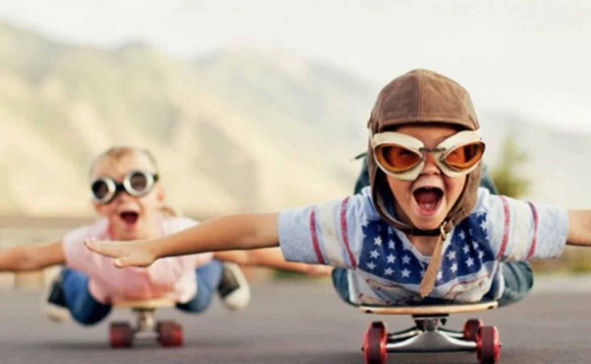 Enfants sur skate avec casque et lunettes