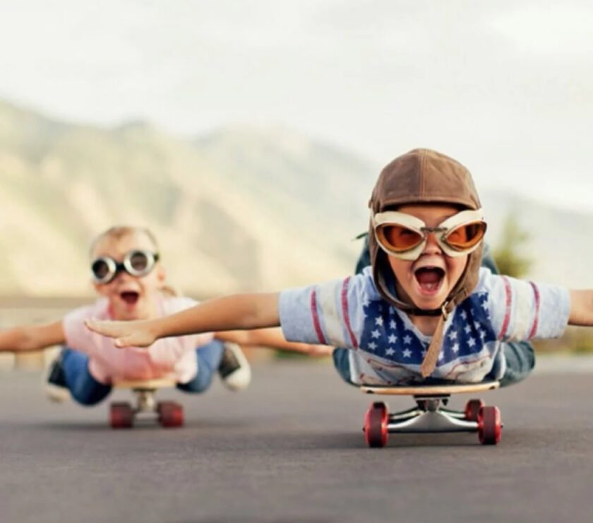Enfants sur skate avec casque et lunettes