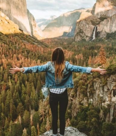 PHOTO FEMME BRAS OUVERT MONTAGNE